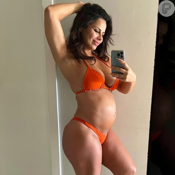 Viviane Araújo posa para selfie e mostra a barriga de 7 meses 