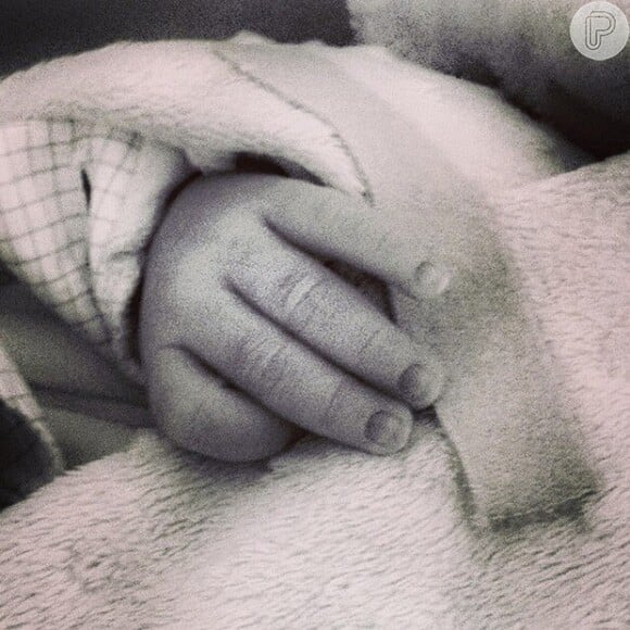 Alinne Moraes usou sua rede social Instagram para mostrar imagens do filho pela primeira vez