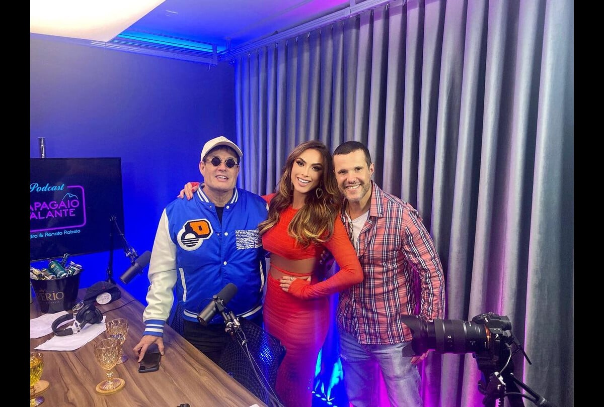 Foto: Nicole Bahls participou do Podcast Papagaio falante, com Sérgio ...