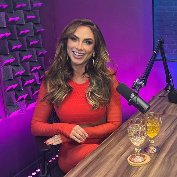 Nicole Bahls experimentou sexo anal e quase 'caiu dura' no chão'