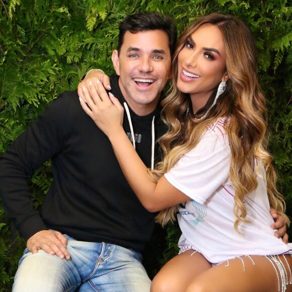 Nicole Bahls assumiu romance e posou pela primeira vez com Marcelo Viana