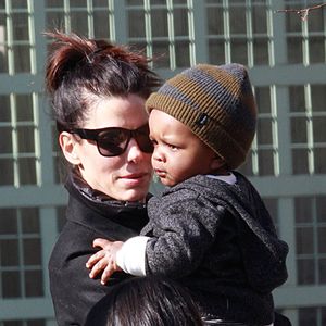 Sandra Bullock tem 2 filhos e pretende dar um tempo na carreira para focar em ser mãe