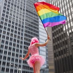 Veja looks dos famosos na parada LGBT+