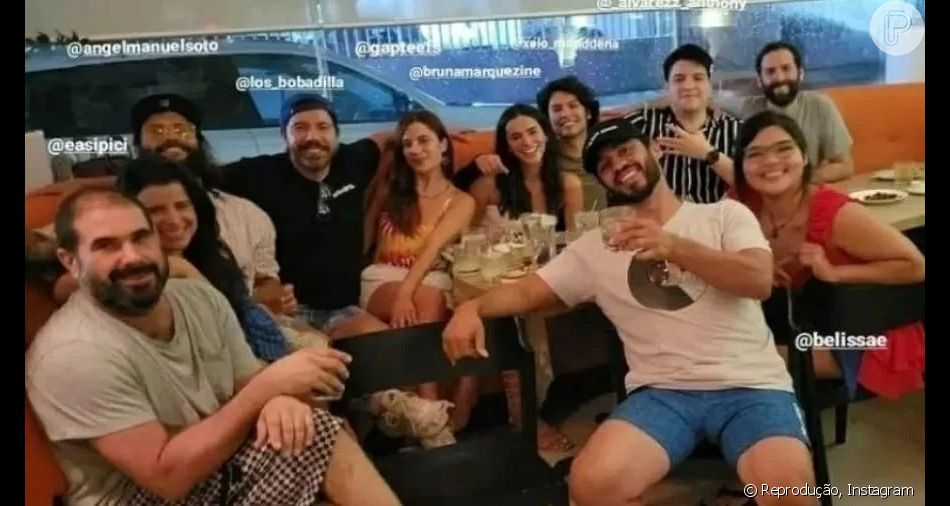 Bruna e Xolo posaram juntos ao lado da equipe do filme 'Besouro Azul'