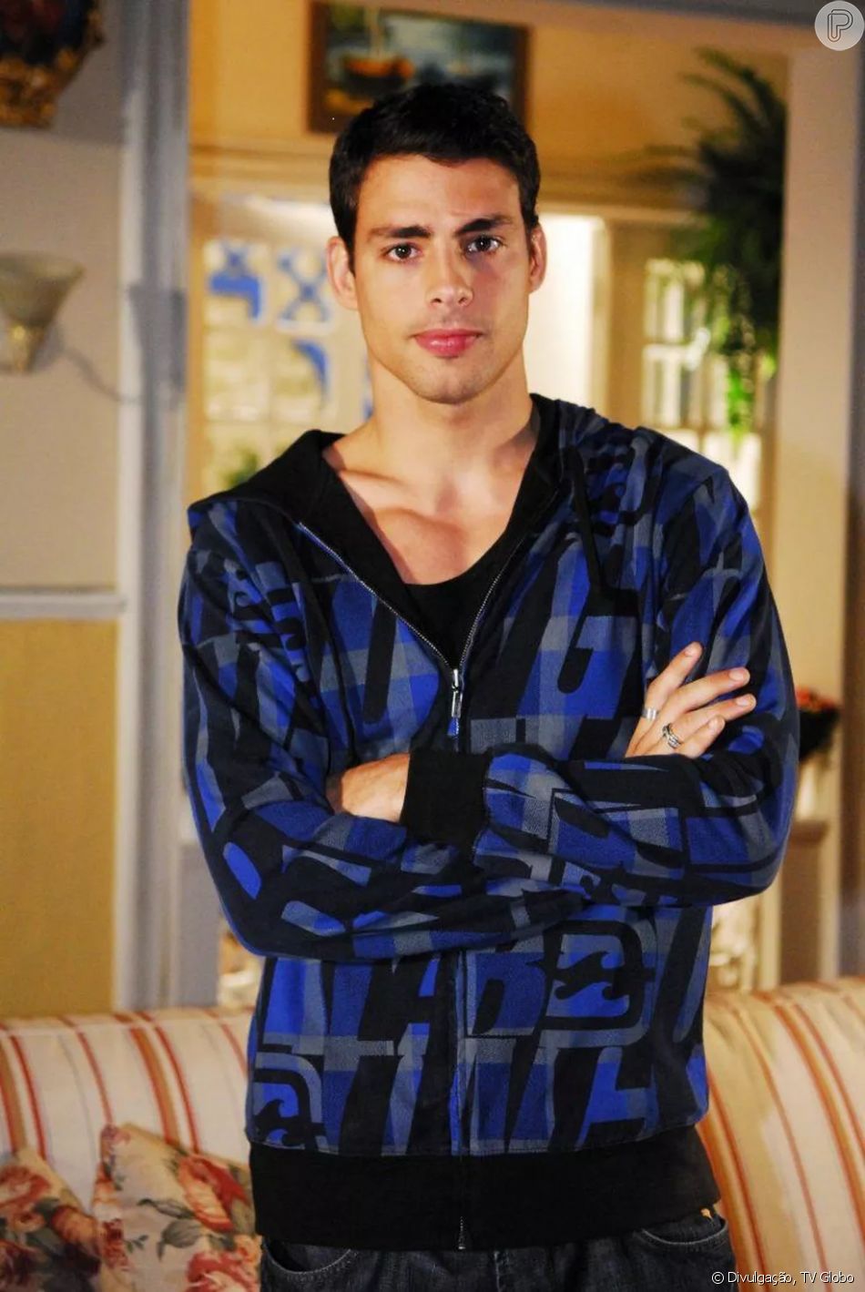 Zé Bob (Carmo Dalla Vecchia) descobre que Flora (Patricia Pillar) é a vilã da novela 'A Favorita' e se alia a Halley (Cauã Reymond) para defender Donatela (Claudia Raia)