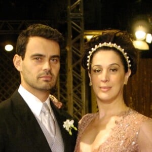 Zé Bob (Carmo Dalla Vecchia) se casa com Donatela (Claudia Raia) na novela 'A Favorita'