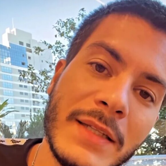 Arthur demonstra nervosismo ao chegar em hospital para procedimentos