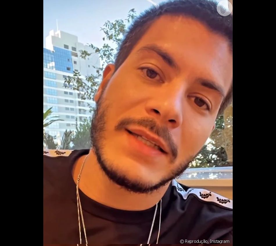 Arthur demonstra nervosismo ao chegar em hospital para procedimentos