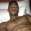 Neymar posta foto exibindo barriga sarada, em 21 de março de 2013