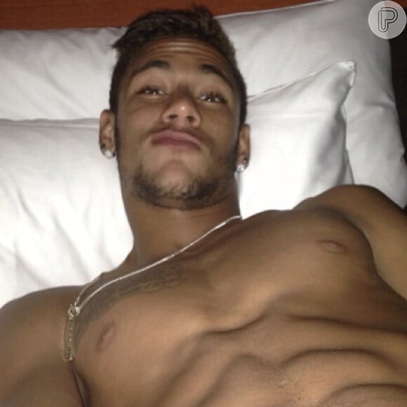 Neymar posta foto exibindo barriga sarada, em 21 de março de 2013