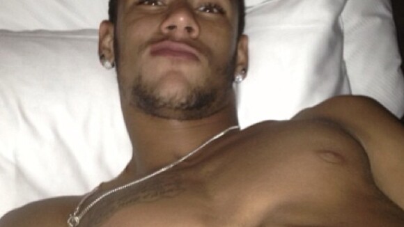 Neymar publica foto na cama exibindo barriga tanquinho