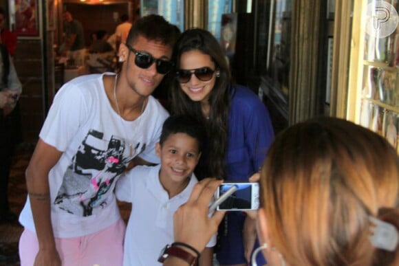 Neymar e Bruna Marquezine posam com fã mirim