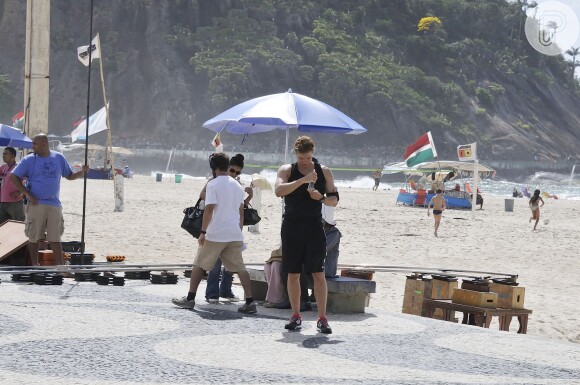 Thiago Fragoso grava 'Babilônia' em tarde de sol no Leme, praia da Zona Sul do Rio de Janeiro. Ator fará o advogado idealista Vicente