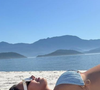 Viviane Araujo exibe barriga de gravidez em foto na praia e detalhe emociona fãs