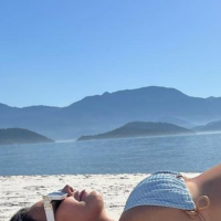 Viviane Araujo exibe barriga de gravidez em foto na praia e detalhe emociona fãs