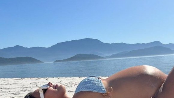 Viviane Araujo exibe barriga de gravidez em foto na praia e detalhe emociona fãs