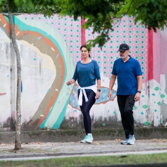 William Bonner e Natasha Dantas foram flagrados durante uma caminhada na Zona Sul do Rio de Janeiro