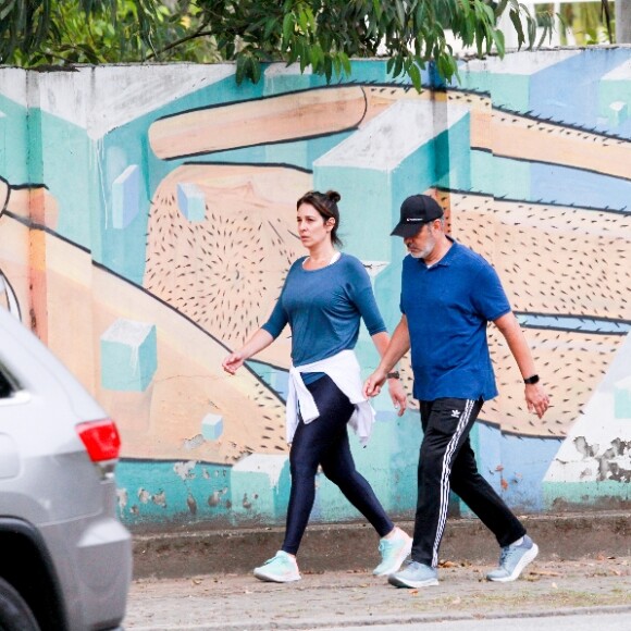 Natasha Dantas e William Bonner vestiram looks fitness idênticos durante a caminhada