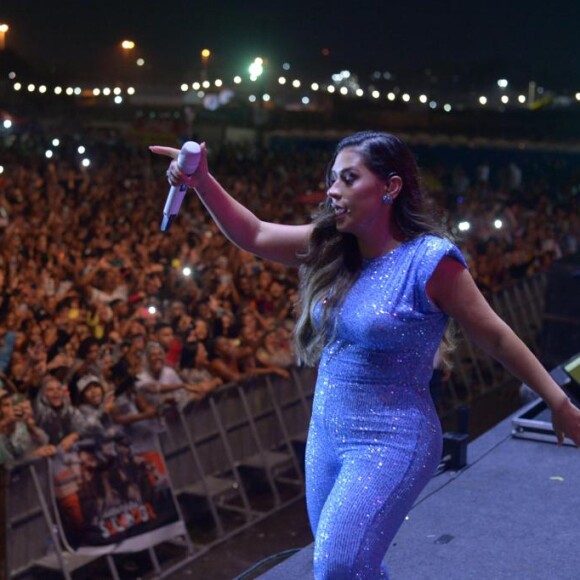 Simone Mendes se apresentou com um show solo no Parque de Exposições, na edição do São João da Bahia