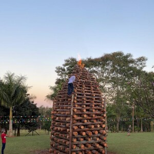 Uma fogueira de 6,5 metros de altura enfeitou a festa junina de Ana Maria Braga