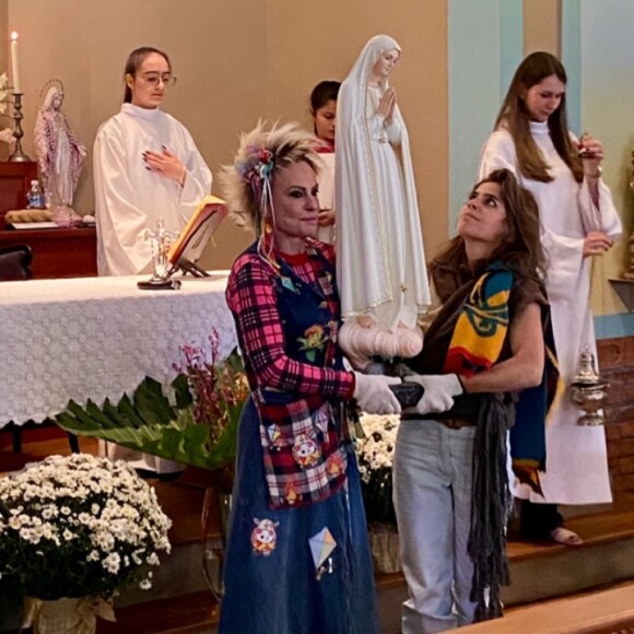 A festa junina de Ana Maria Braga começou com uma missa na capela da fazenda