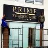 André Marques compartilhou com seus seguidores do Instagram a colocação do letreiro da sua loja: Prime - Boutique de Carnes