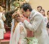 Isadora e Joaquim trocam beijos após casamento na novela 'Além da Ilusão'