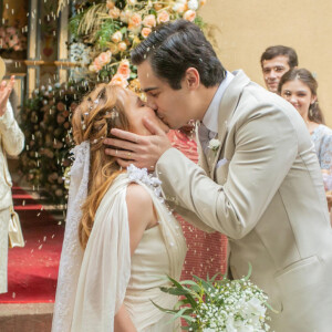 Isadora e Joaquim trocam beijos após casamento na novela 'Além da Ilusão'