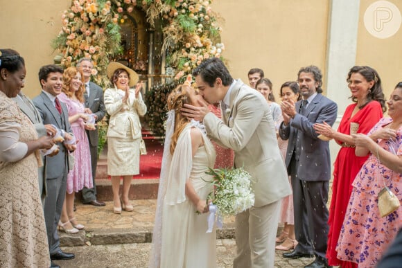 Isadora e Joaquim trocam beijos após casamento na novela 'Além da Ilusão'