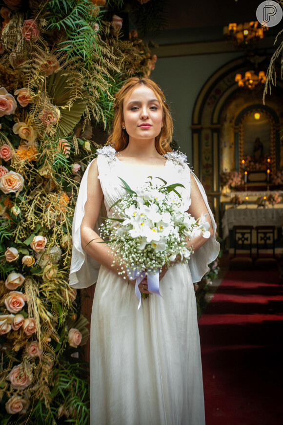 Isadora aposta em vestido com decote para casamento com Joaquim na novela 'Além da Ilusão'