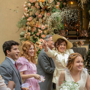 Arminda, Inácio, Augusta, Olívia, Tenório e Eugênio celebram casamento de Joaquim e Isadora na novela 'Além da Ilusão'