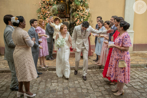 Arminda, Inácio, Augusta, Olívia, Tenório e Eugênio celebram casamento de Joaquim e Isadora na novela 'Além da Ilusão'