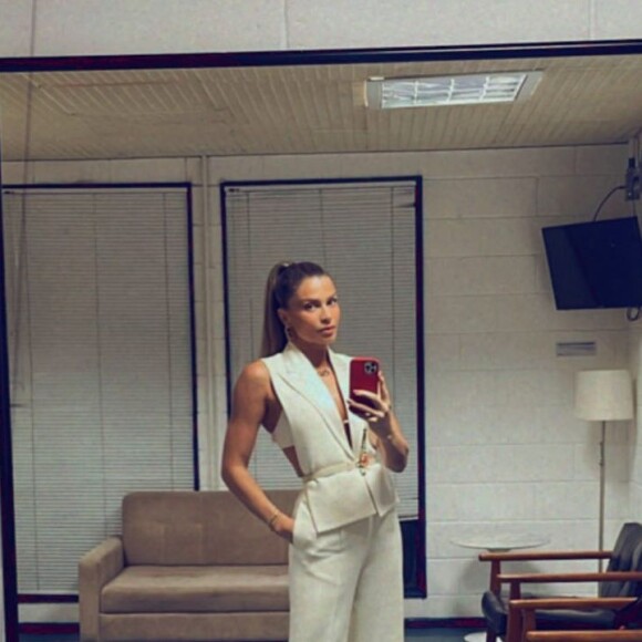 Grazi Massafera mostrou look durante gravação na Globo