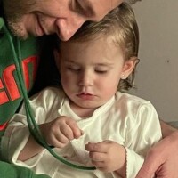 Tiago Leifert aparece abraçado à filha em foto de Daiana Garbin após entrevista emocionante