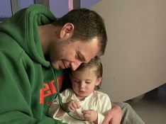 Tiago Leifert aparece abraçado à filha em foto de Daiana Garbin após entrevista emocionante
