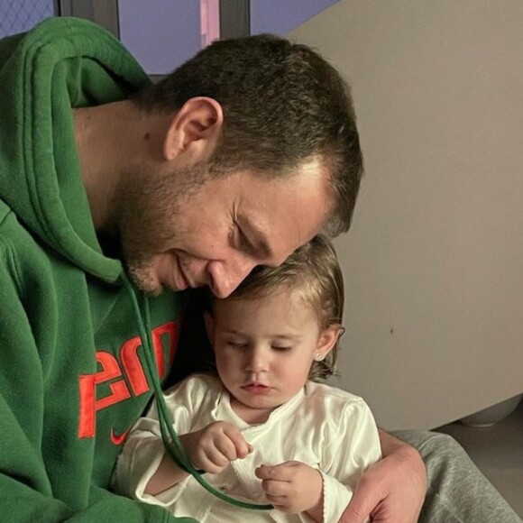 Daiana Garbin registra Tiago Leifert com a filha, Lua, e comenta tratamento contra câncer, em 9 de julho de 2022