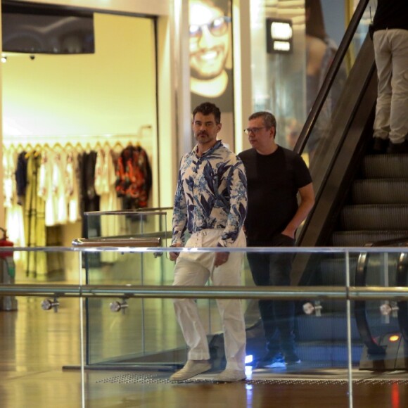 Carmo Dalla Vecchia e João Emanuel Carneiro passearam em rara aparição no Rio de Janeiro