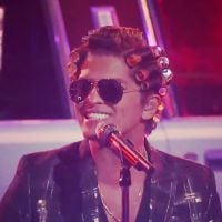 Bruno Mars surpreende ao usar bobes no cabelo na final do 'The Voice USA'