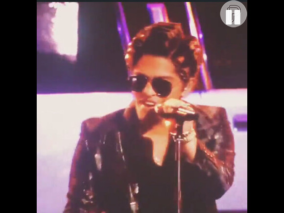 Considerado uma das revelações da música pop americana, Bruno também usou óculos escuros em sua apresentação