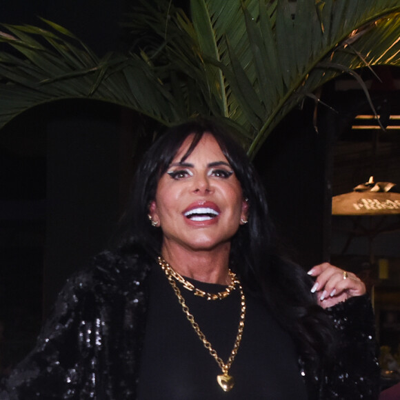 Gretchen estreou 'Fênix do Amor', que contou com participação do filho e do marido da cantora