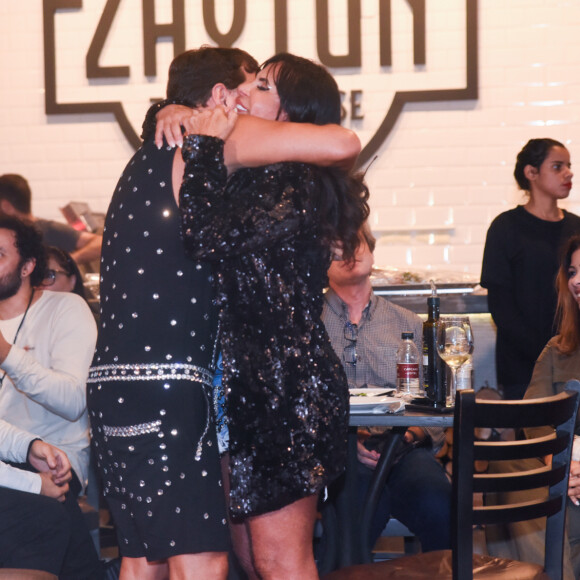 Gretchen e o marido trocaram carinhos em um restaurante de um bairro dos Jardins, em São Paulo