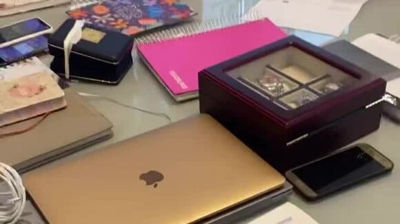 Deolane Bezerra exibiu itens apreendidos, entre eles, sete cadernos, quatro notebooks, registros de contabilidade, quatro relógios de marca e um iPhone