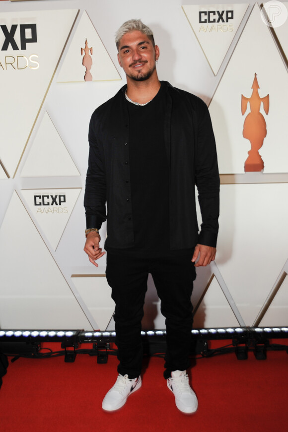 Gabriel Medina apostou em look despojado all black na CCXP Awards