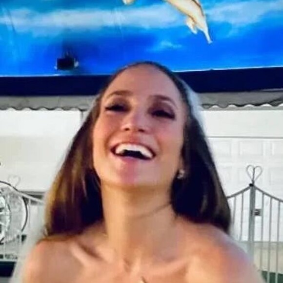 Jennifer Lopez se mostrou radiante e emocionada após se casar com Ben Affleck