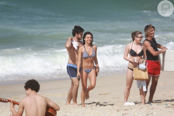 Alice Wegmann grava 'Boogie Oogie', com Isis Valverde em praia no Rio