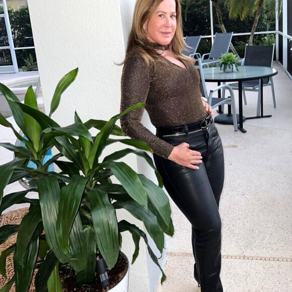 Zilu Godoi deu um show de autoestima ao participar de uma corrente no Instagram. 'Dizem que mulher depois dos 30 fica acabada', diz a trend