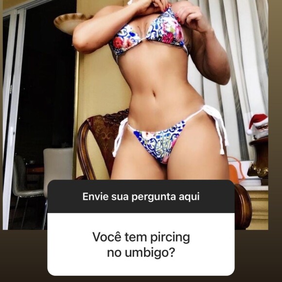 Zilu exibiu cinturinha fina para provar que não tem piercing no umbigo