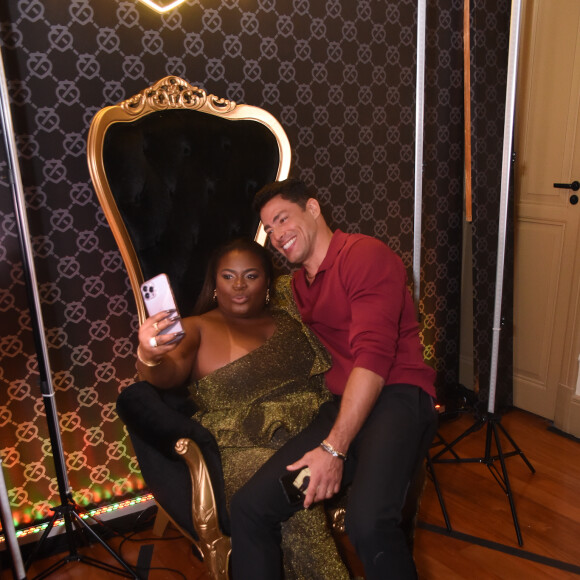 Cauã Reymond entrou na brincadeira e também sentou no colo de Jojo Todynho