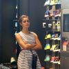 A atriz Sophie Charlotte deu uma olhada nos sapatos da loja Nike