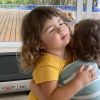 Clara Maria e Uri, filhos de Tata Werneck e Letícia Colin surgiram se abraçando nas redes sociais